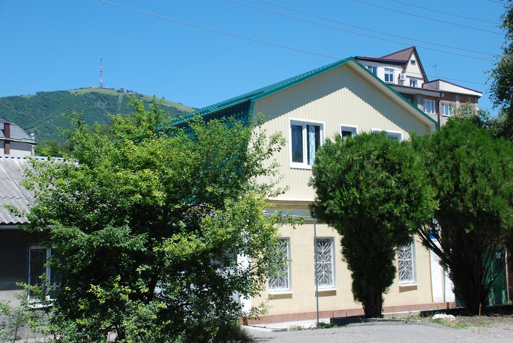 Hostel Svoi Pjatigorsk Buitenkant foto